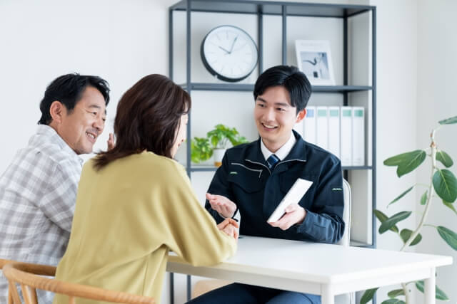 相談中の夫婦と担当者
