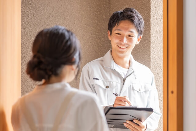 打ち合わせ中の男性と女性